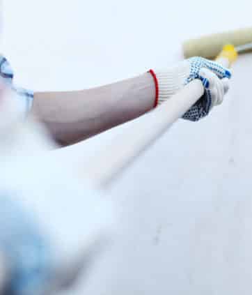 worker spends anchor roller on the wall