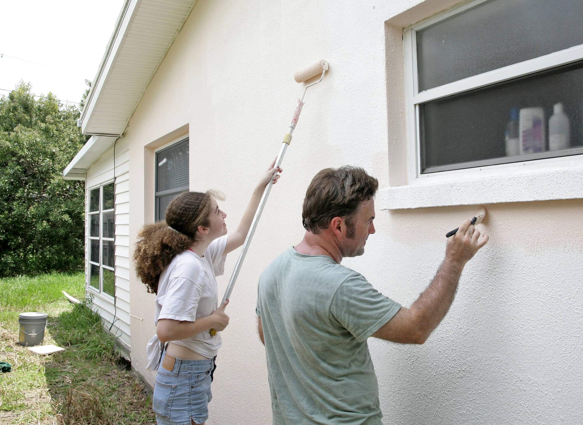 DIY dad and daughter house paint